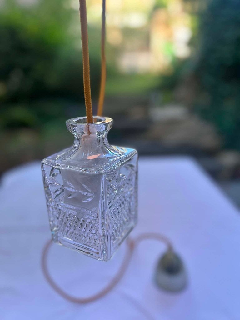Ebb&Flow: 2 magnifiques lampes-carafe whiskey à suspendre!, Maison & Meubles, Neuf, Autres culots, Enlèvement ou Envoi, Verre