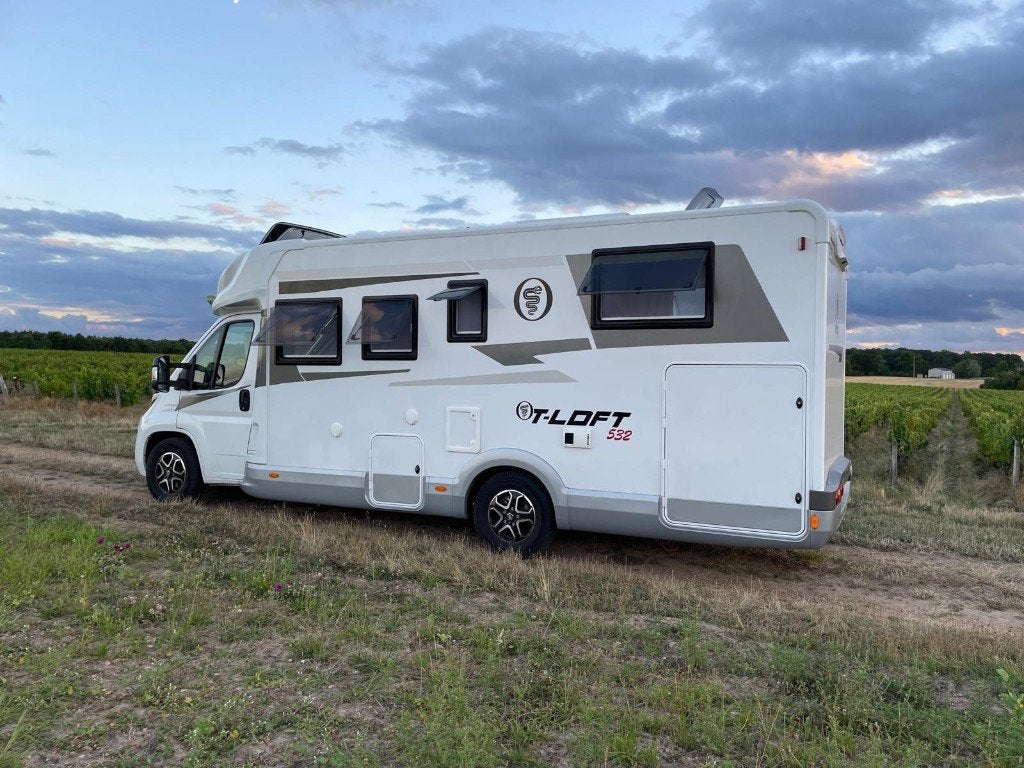 Elnagh T-loft 2023 automaat 42125 Km Fiat, Caravans en Kamperen, Automaat, Ringverwarming, Fiat, 7 tot 8 meter