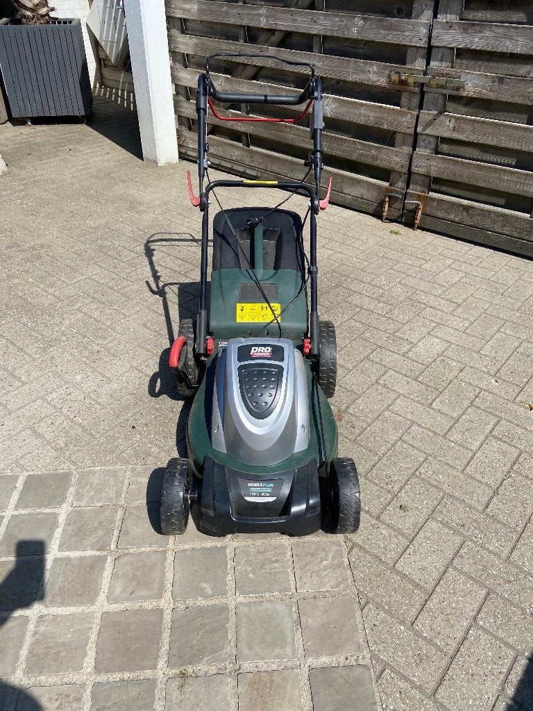 Elektrische grasmachine zelftrekker, Ophalen, Zo goed als nieuw, Elektrische grasmaaier