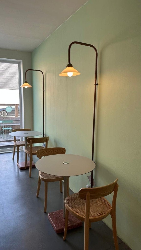 HAY terrazzo bistrotafel rond, roze voet, Huis en Inrichting, Ophalen, Gebruikt, Rond