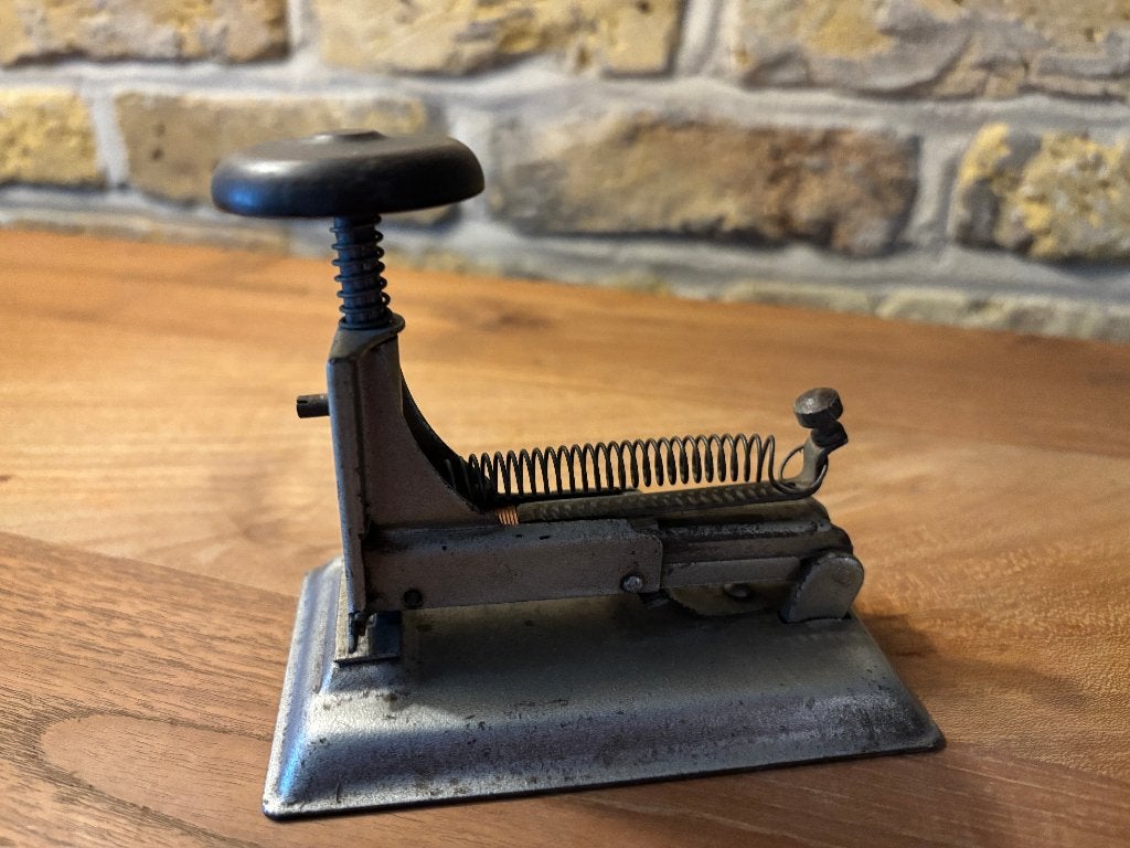 vintage kantoor nietmachine (plunjer nietmachine), Enlèvement