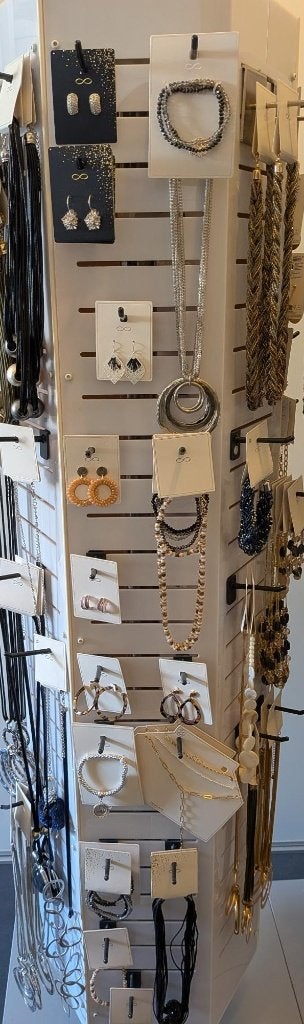 LOT juwelen met 2x draaiende display inclusief alle haakjes, Ophalen, Nieuw
