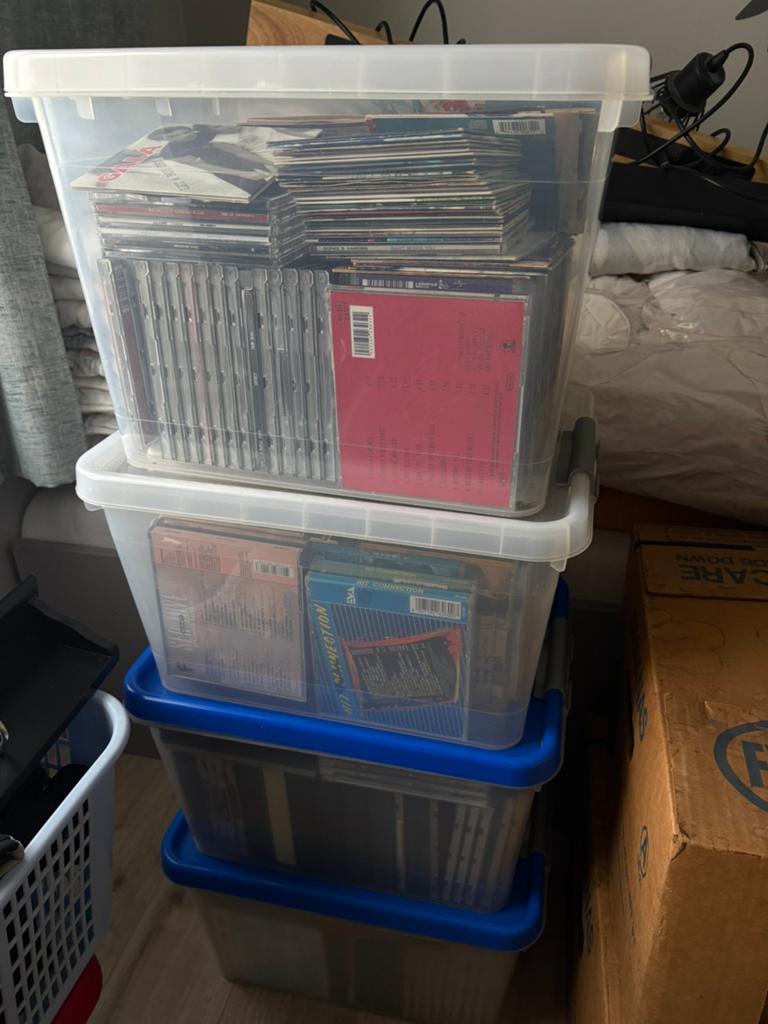 4 boxen met cd s, Ophalen, Gebruikt