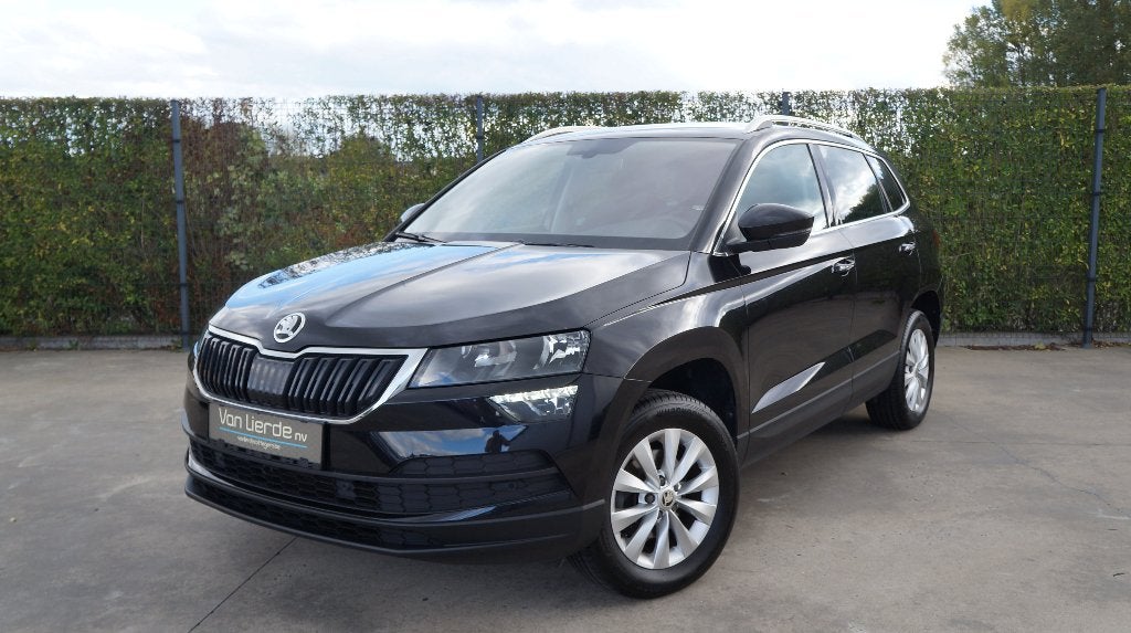 Skoda Karoq 1.5 TSI 150 pk DSG Camera Carplay Navi 12m Gar, Auto's, Stof, 1498 cc, 4 cilinders, Zwart