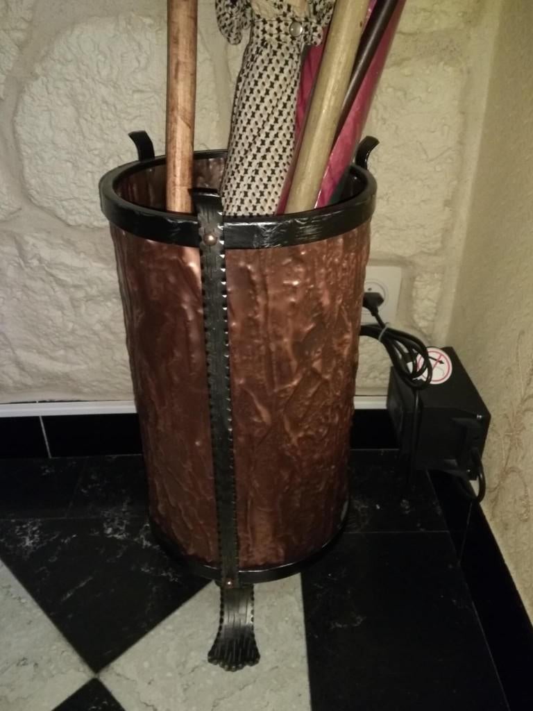 porte parapluie et bac à charbon en cuivre, Enlèvement