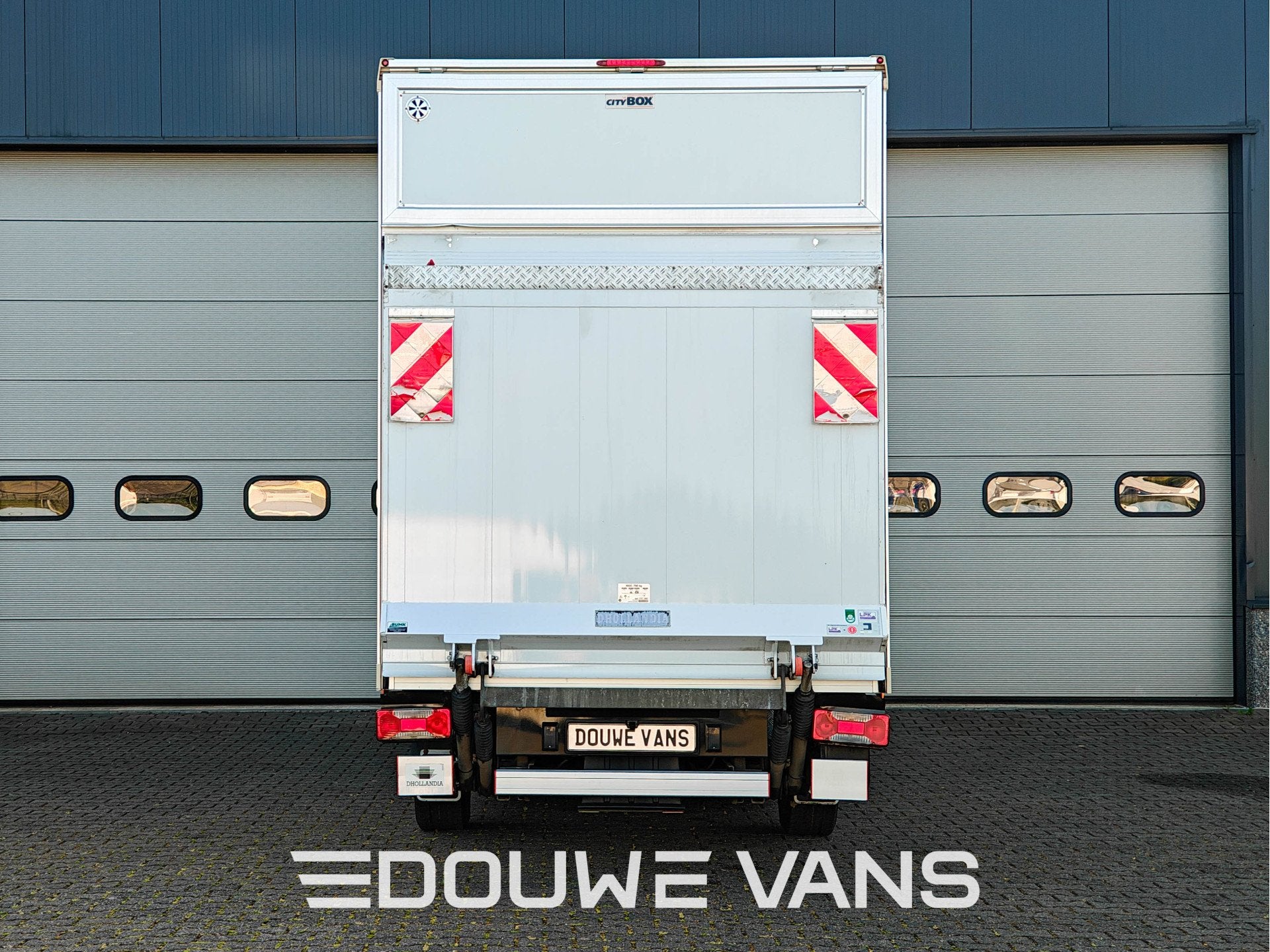 Iveco 35-160 Daily 35-160 2.3 Koelwagen Airco Laadklep DAB G, Auto's, Gebruikt, Zwart, Iveco, 2689 kg