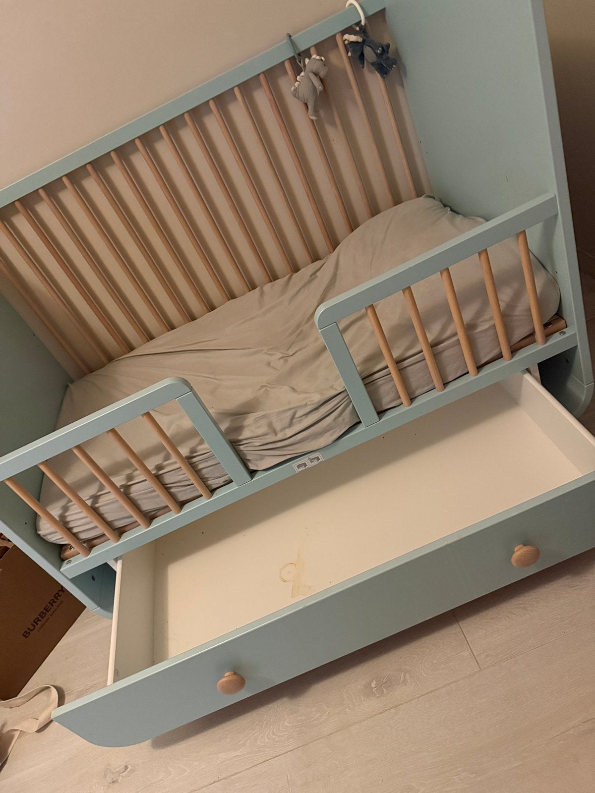 Lit bebe ikea +matelas et 2 jeux de barrière, Enlèvement, Comme neuf, Matelas