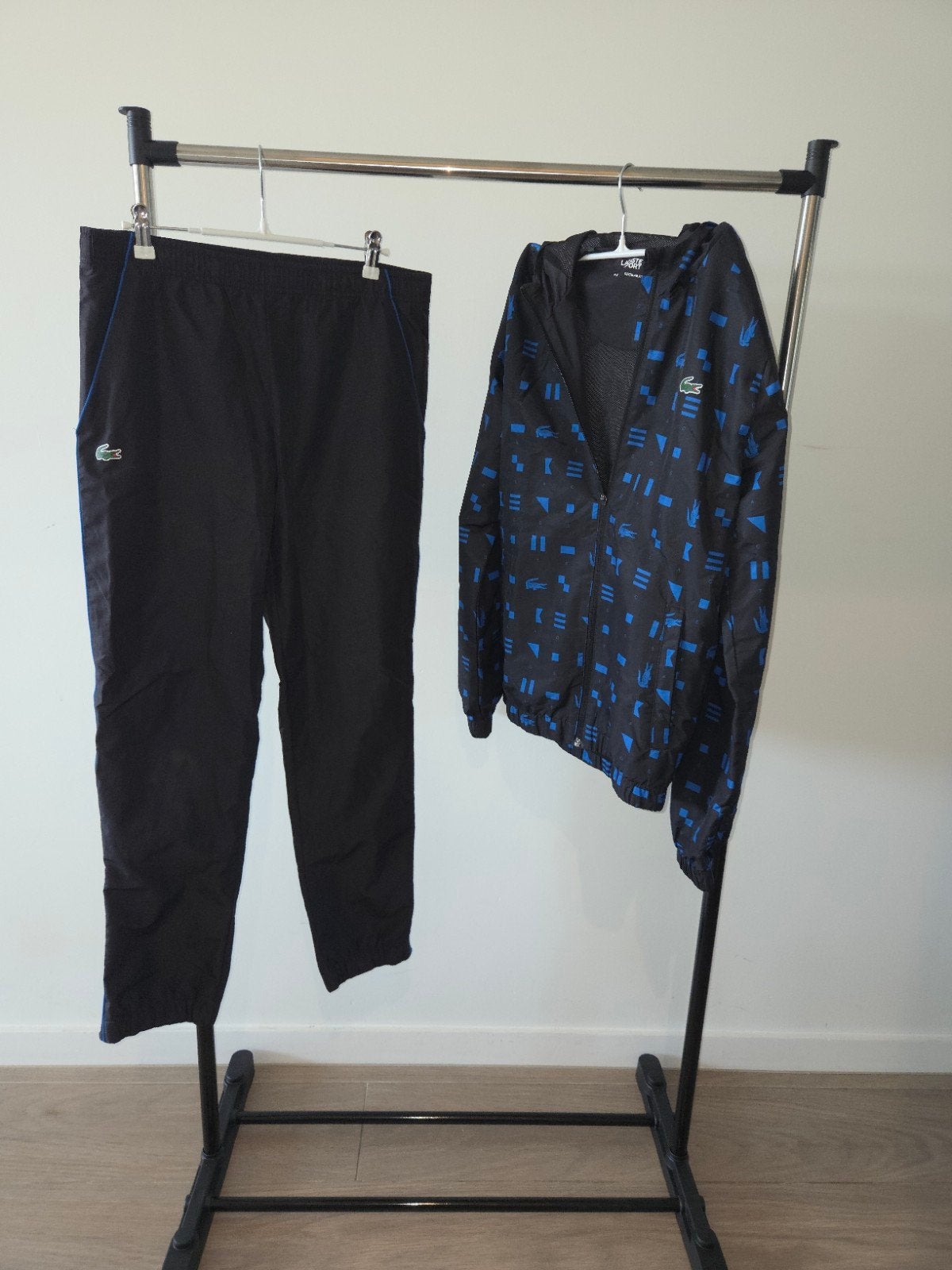 Lacoste Trainingspak XS, Enlèvement