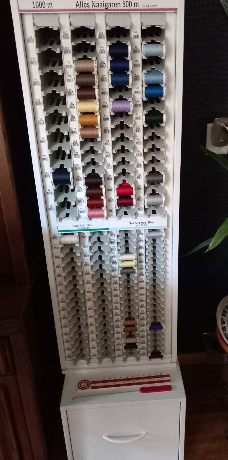 gutermann naaigaren kast met klossen naaigaren, Hobby en Vrije tijd, Ophalen, Zo goed als nieuw, Garen of Naald(en)
