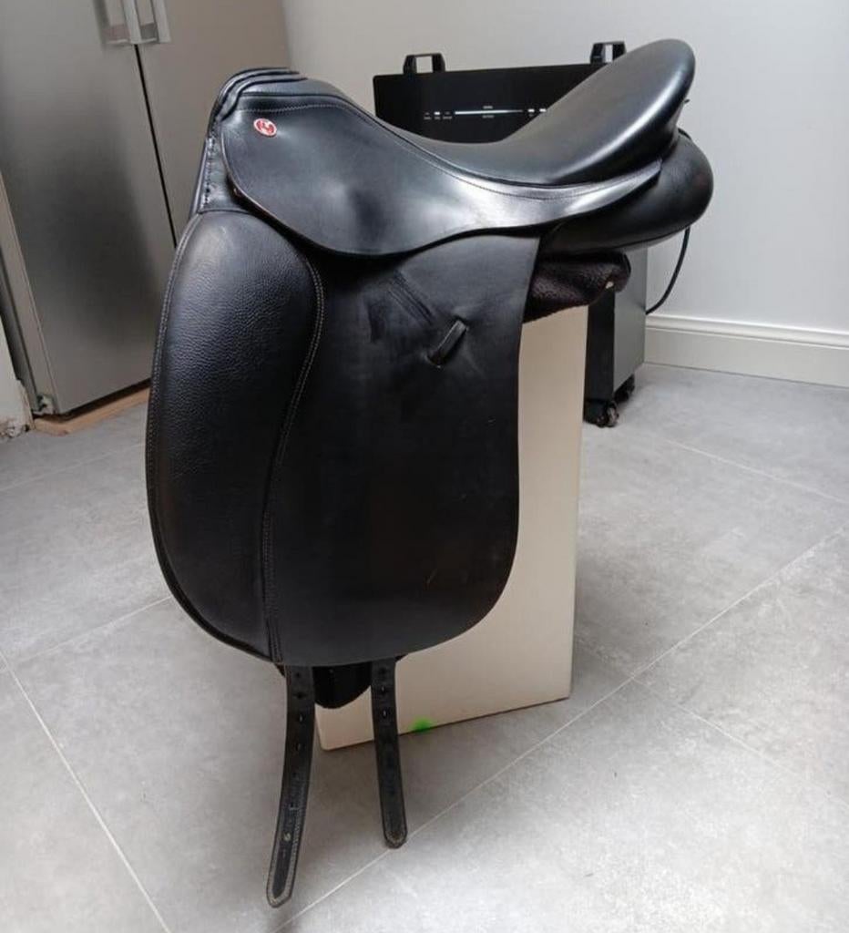 À vendre : Selle de dressage Kieffer Phrijgia (18 pouces), Animaux & Accessoires, Chevaux & Poneys | Selles, Enlèvement ou Envoi