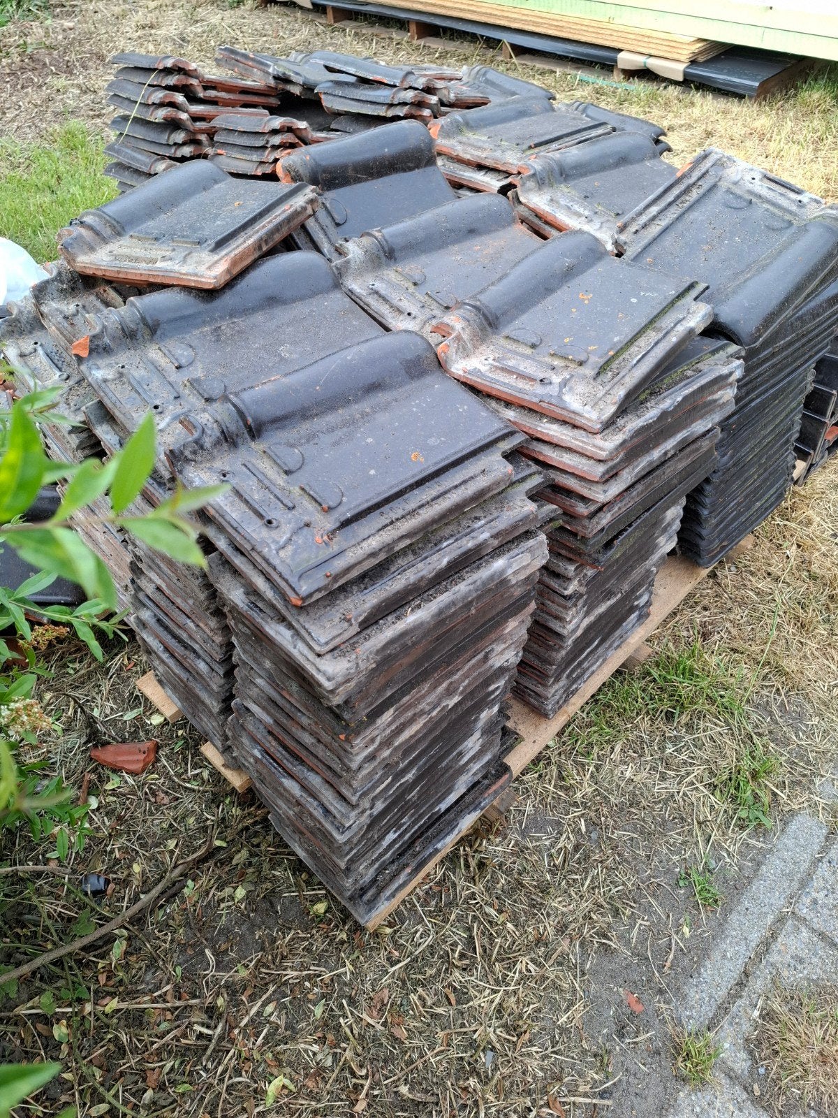 GRATIS gebruikte koramic 44 dakpannen., Doe-het-zelf en Bouw, Dakpannen en Dakbedekking, Ophalen, Dakpannen