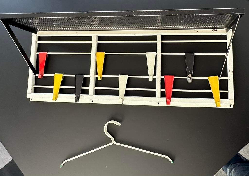 Porte-manteau en métal coloré de Reijenga pour Pilastro 1951, Moins de 100 cm, Portemanteau mural, Enlèvement, Utilisé