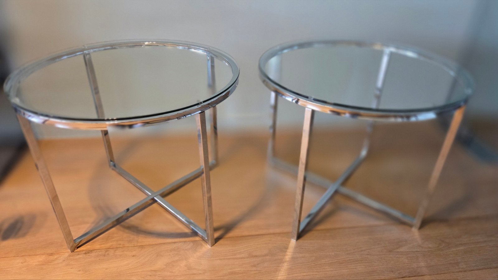 2 glazen bijzettafels, Metaal of Aluminium, Rond, 55 tot 75 cm, Zo goed als nieuw