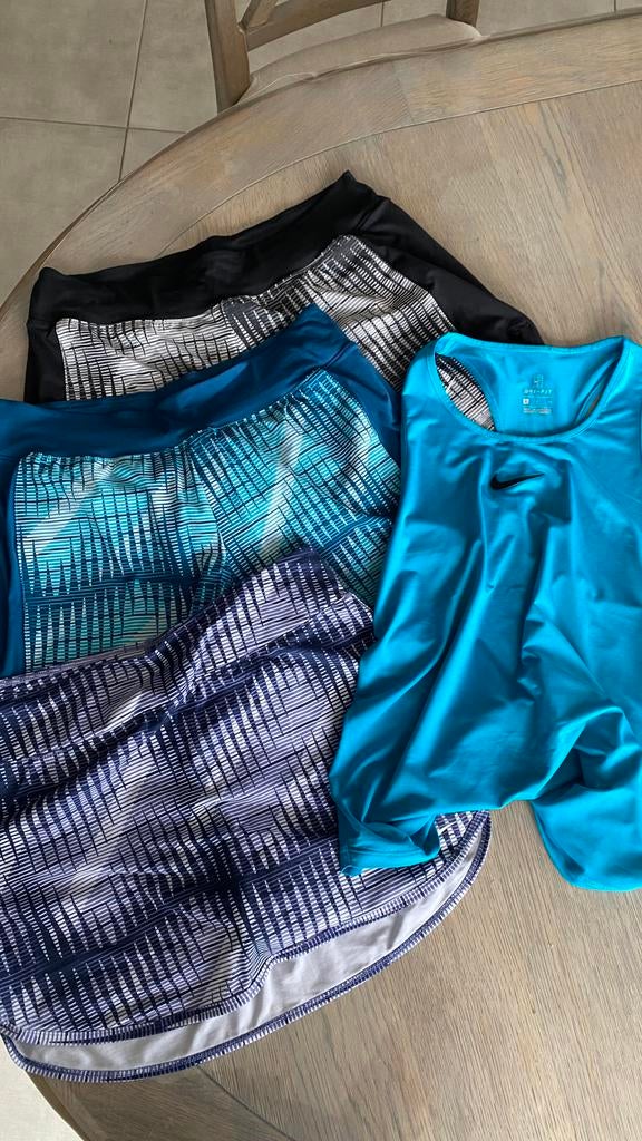 2 sportshorts, 1 rokje + bijpassende top Nike, Enlèvement ou Envoi, Taille 36 (S)