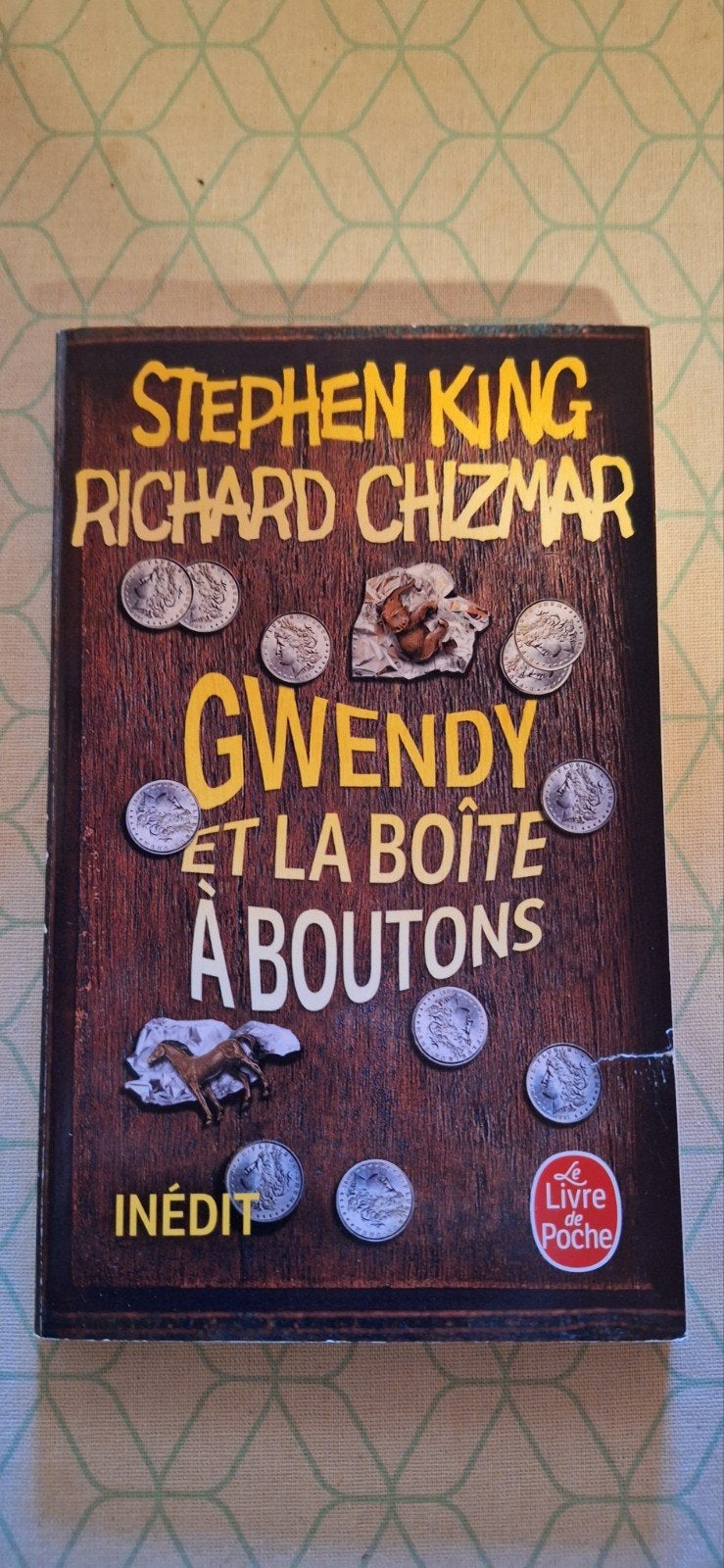 Gwendy et la boîte à boutons, Boeken, Encyclopedieën, Ophalen