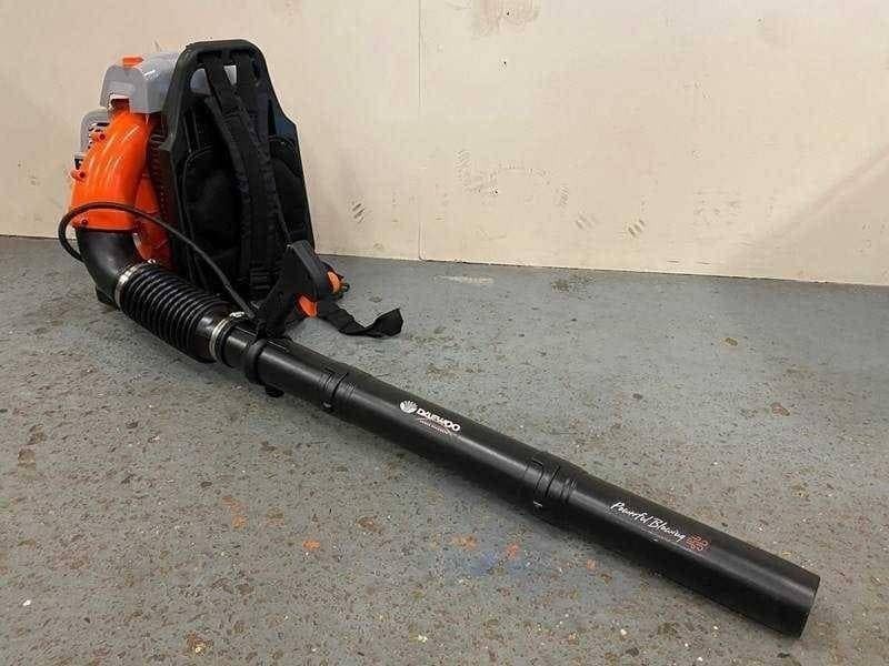 Bladblazer 950m3/u TE HUUR!!, Tuin en Terras, Bladblazers, Zo goed als nieuw, Ruggedragen, Benzine, Ophalen of Verzenden