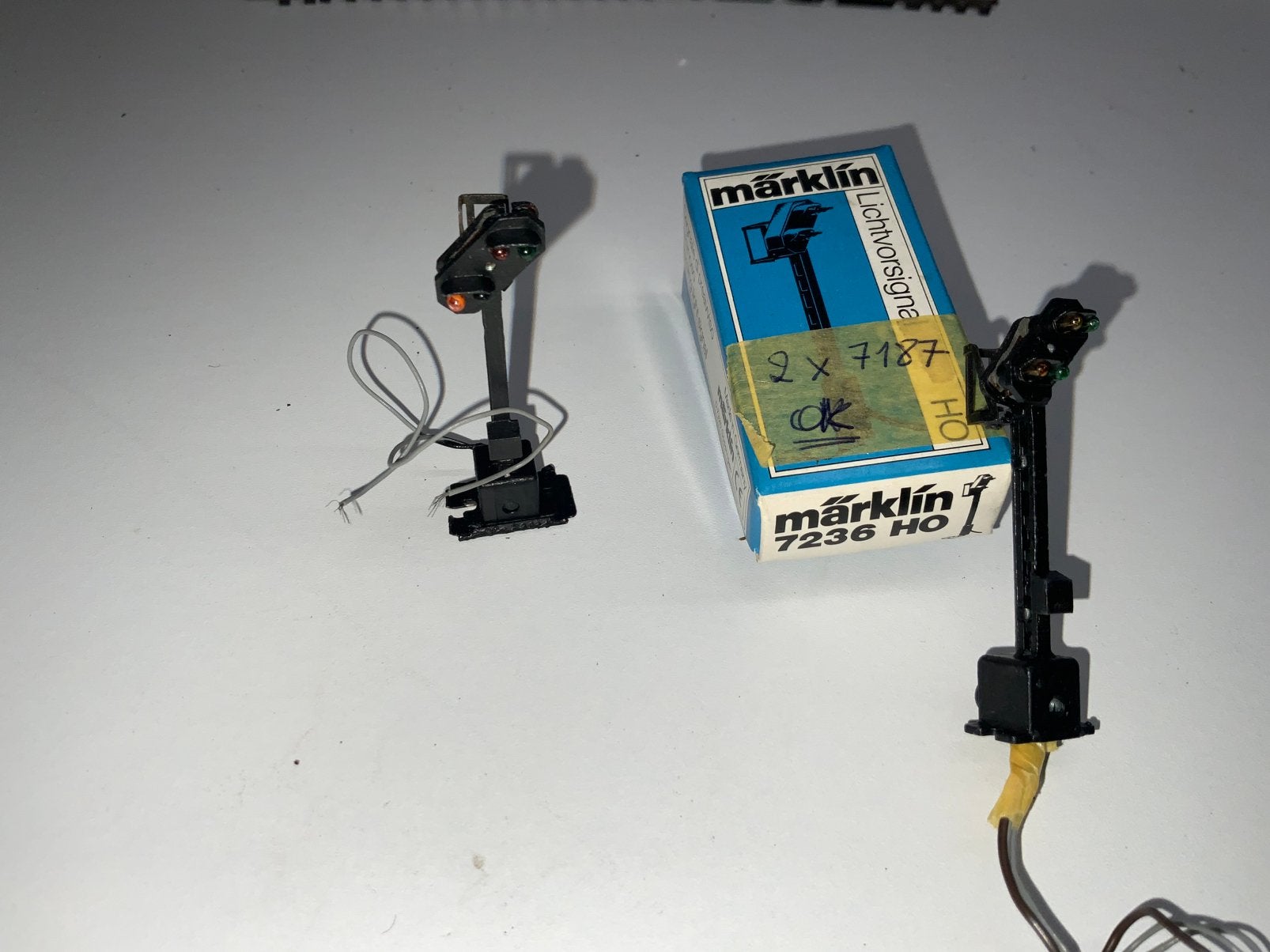 LOT DE 2 SIGNAUX LUMINEUX AVANCÉS/AVERTISSEURS MARKLIN 7187, Enlèvement ou Envoi, Utilisé, Märklin, Analogique