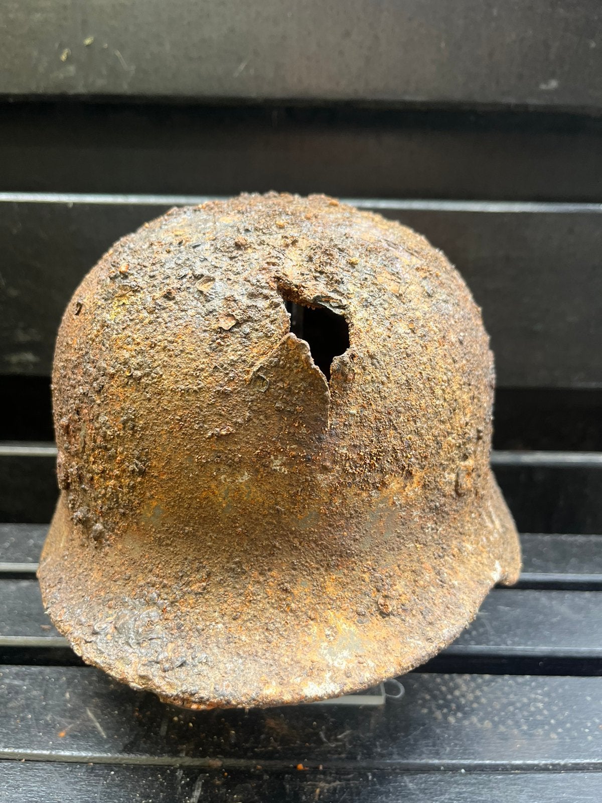 Duitse helm M40 battle damage, Verzamelen, Militaria | Tweede Wereldoorlog, Ophalen of Verzenden, Landmacht, Helm of Baret