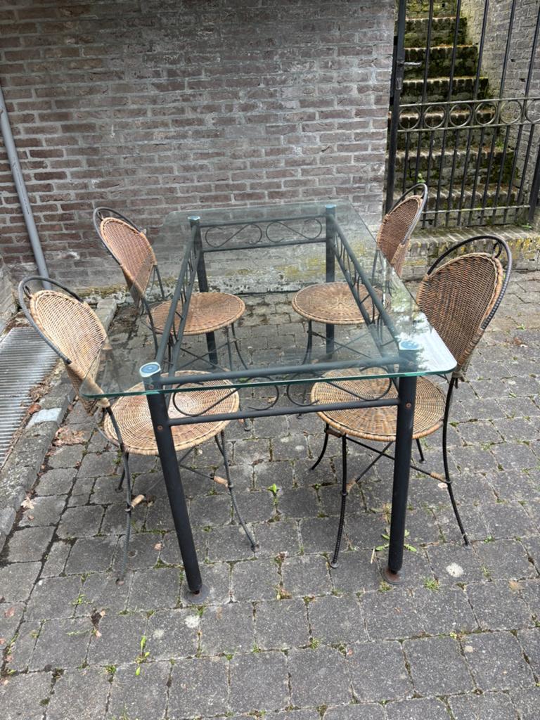 Belle table en fer forgé noir avec 4 chaises en osier., Jardin & Terrasse, Ensembles de jardin, Enlèvement, Comme neuf