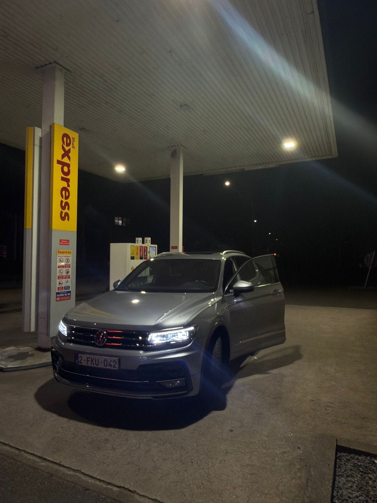 Volkswagen tiguan r line benzine full  km 104.000km  2020 1,, Auto's, Zwart, Bruin, 7 zetels, Leder