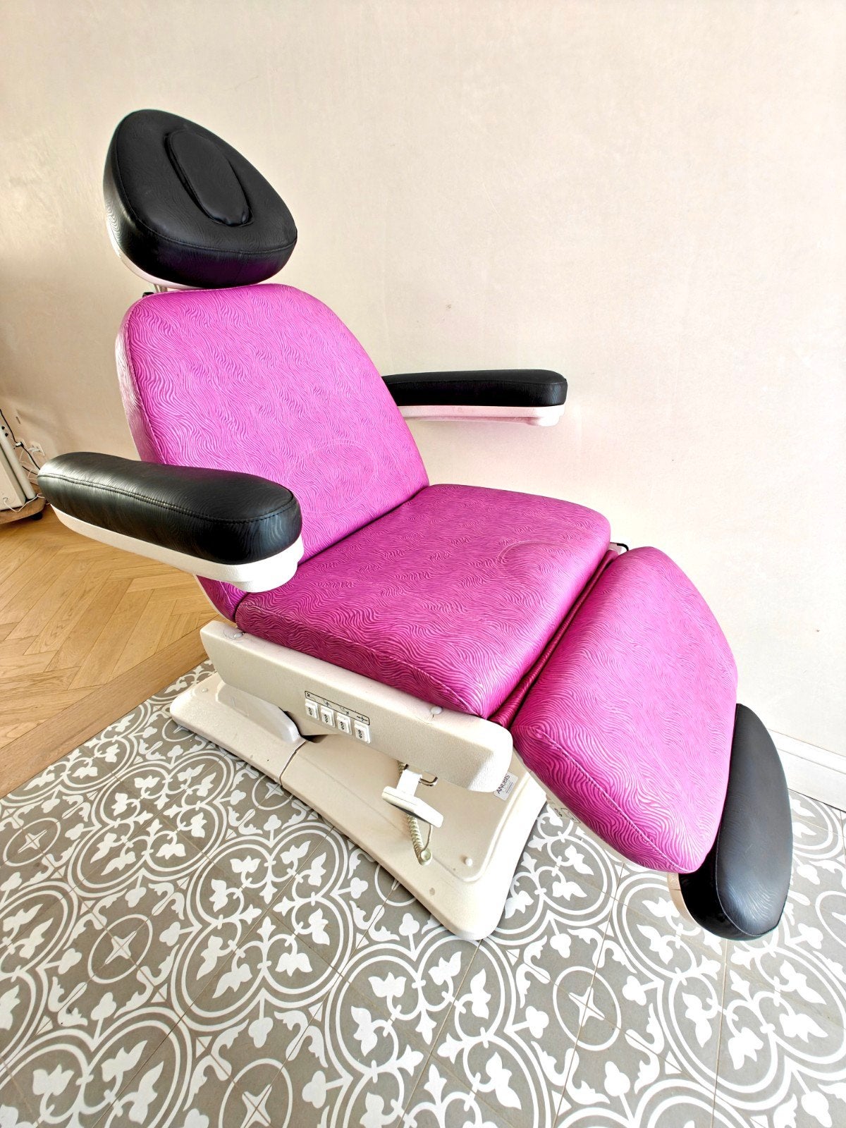 Elektrische Behandel stoel voor tattoo etc., Huis en Inrichting, Stoelen, Ophalen