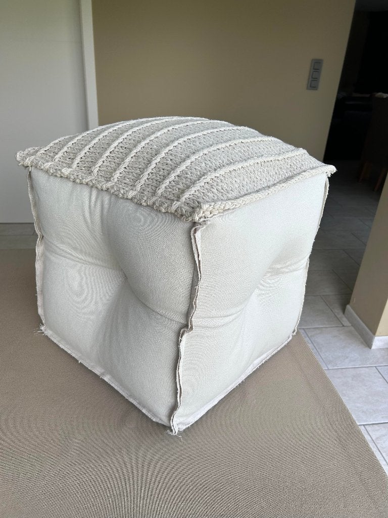 Mooie poef, Ophalen, Zo goed als nieuw, Beige, Textiel
