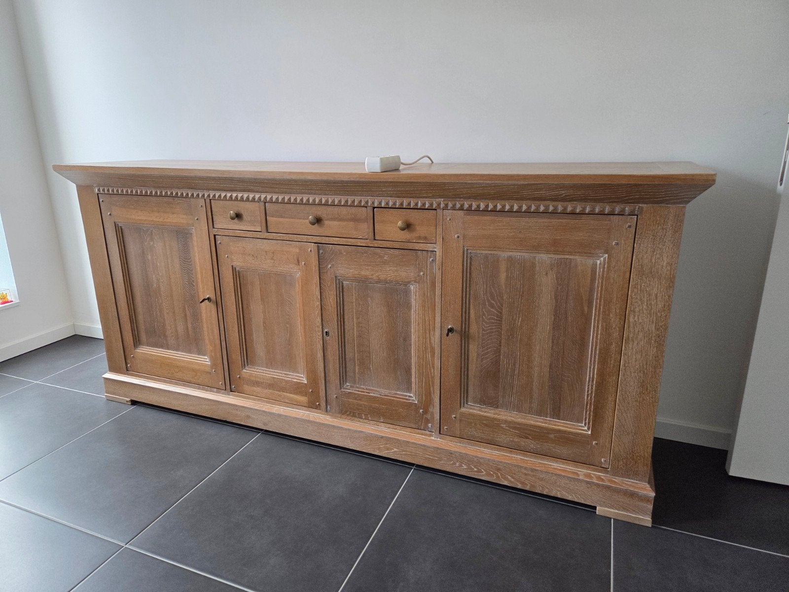 Houten eetkamer: tafel + 6 stoelen + dressoir + vitrinekast, Huis en Inrichting, Tafels | Eettafels, Ophalen