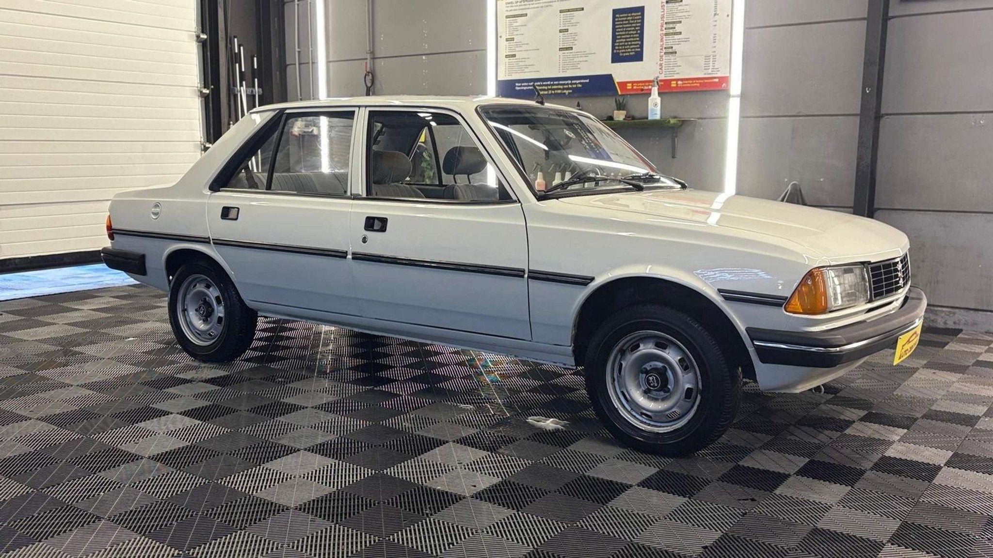 Peugeot 305 1.3 benzine bj. 1985. 86000km, Auto's, 59 pk, 4 deurs, Wit, Bedrijf