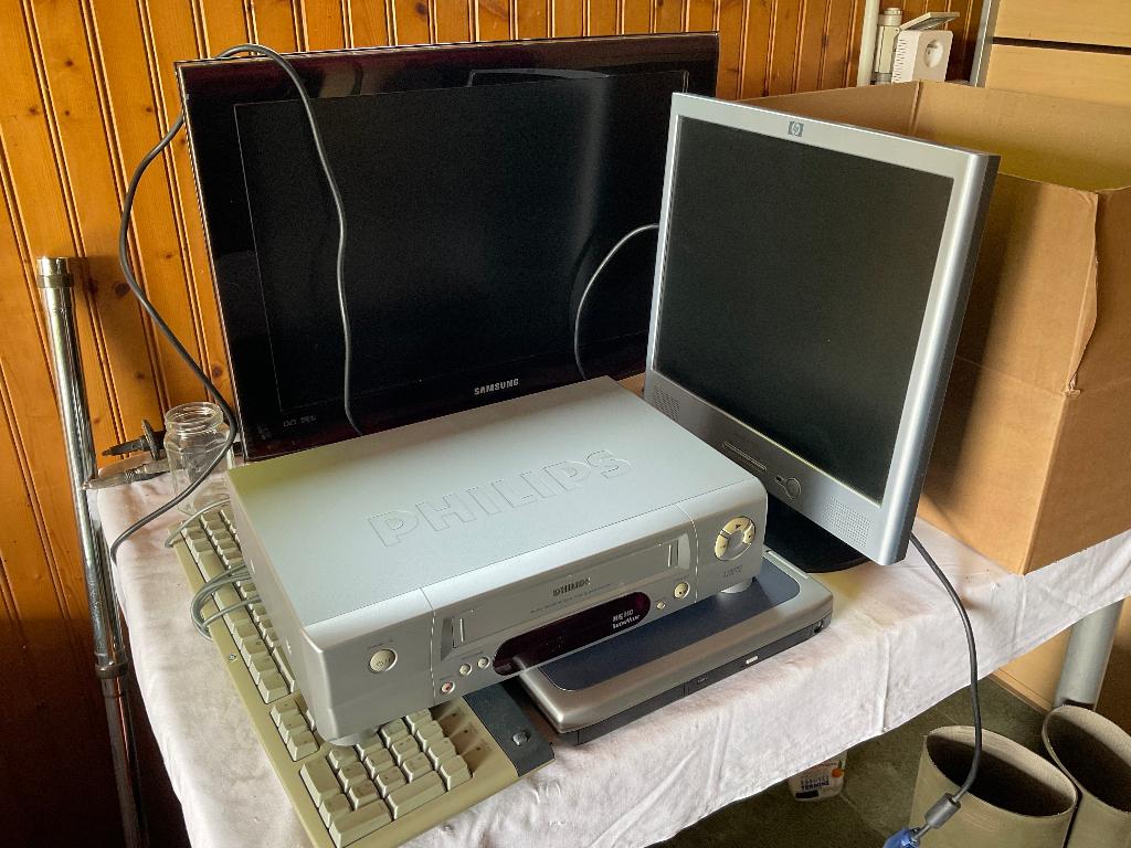 Set van drie toestellen, Computers en Software, Monitoren, Ophalen, Gebruikt