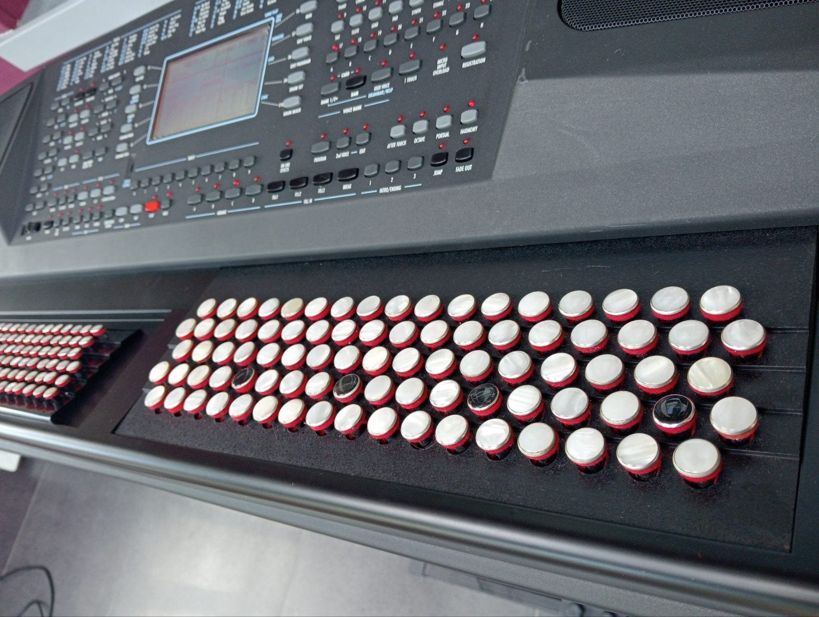 ketron x8 Do 2oudo3 basses belge, Avec pied