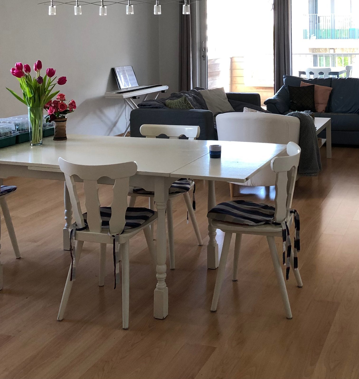 Witte, houten, uitschuifbare tafel met 8 stoelen, Huis en Inrichting, Tafels | Eettafels, Ophalen, Zo goed als nieuw, Rond