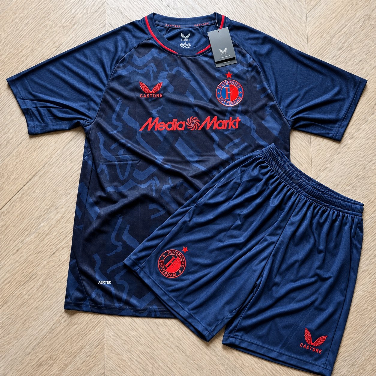Feyenoord Derde Shirt 2026/27 + Broekje Castore Maat L/XL, Sport en Fitness, Maat L, Verzenden, Nieuw, Shirt