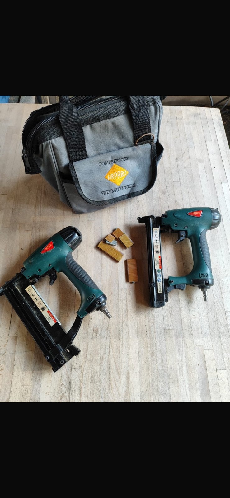 2 Airpress pneumatische niet- en nagelpistolen + draagtas, Doe-het-zelf en Bouw, Ophalen, Zo goed als nieuw