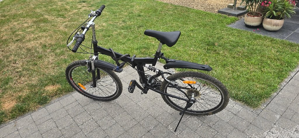 Zwarte en witte vouwfiets, Fietsen en Brommers, Ophalen, Zo goed als nieuw, Deels opvouwbaar