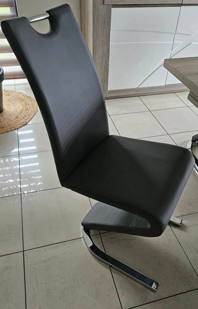 6 Chaises, Enlèvement