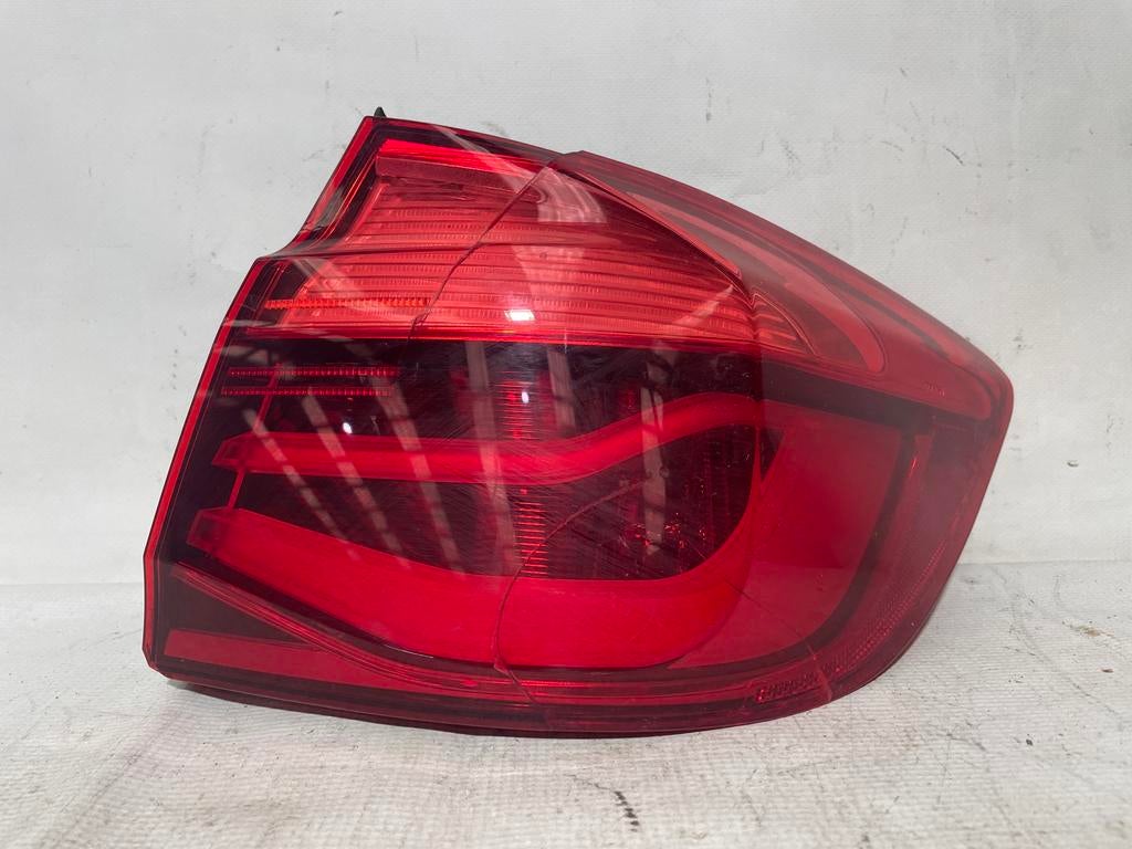 Feu arriere droit ABIMEE BMW F30/F31 H4737221006, Autos : Pièces & Accessoires, Éclairage, BMW, Utilisé, Enlèvement