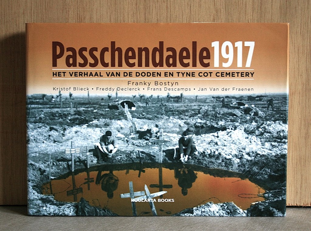 Passchendaele 1917. De doden, hun verhaal, Tyne Cot Cemetery, Boeken, Franky Bostyn e.a., Ophalen of Verzenden, Zo goed als nieuw
