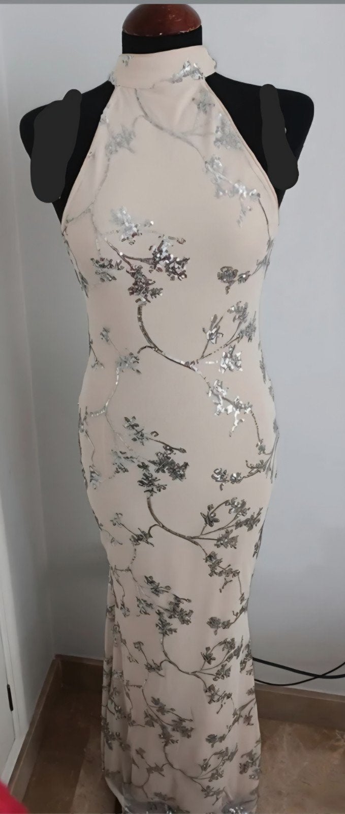 Belle robe de soirée (petite taille 38)

150 cm de long

Trè, Enlèvement ou Envoi, Taille 38/40 (M)