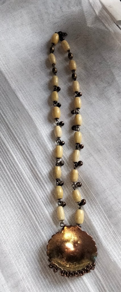 Collier, Handtassen en Accessoires, Kettingen, Ophalen, Gebruikt, Beige, Overige materialen