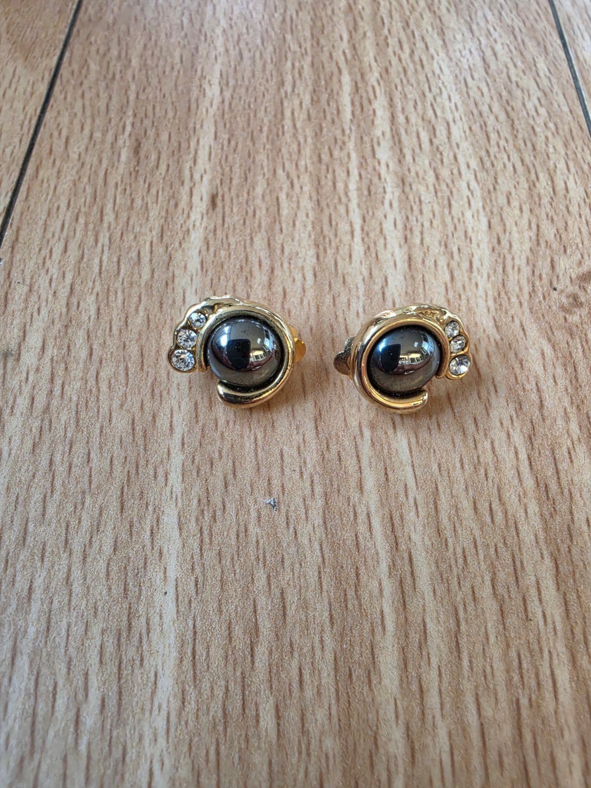 Gouden clipoorbellen - Hematiet en parel met st-effect, Handtassen en Accessoires, Oorbellen
