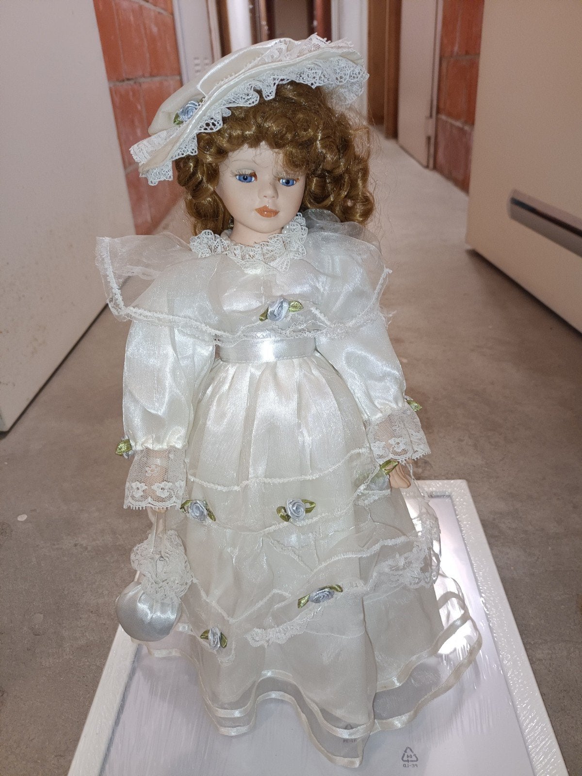 Superbe poupée en porcelaine vintage, Poupée