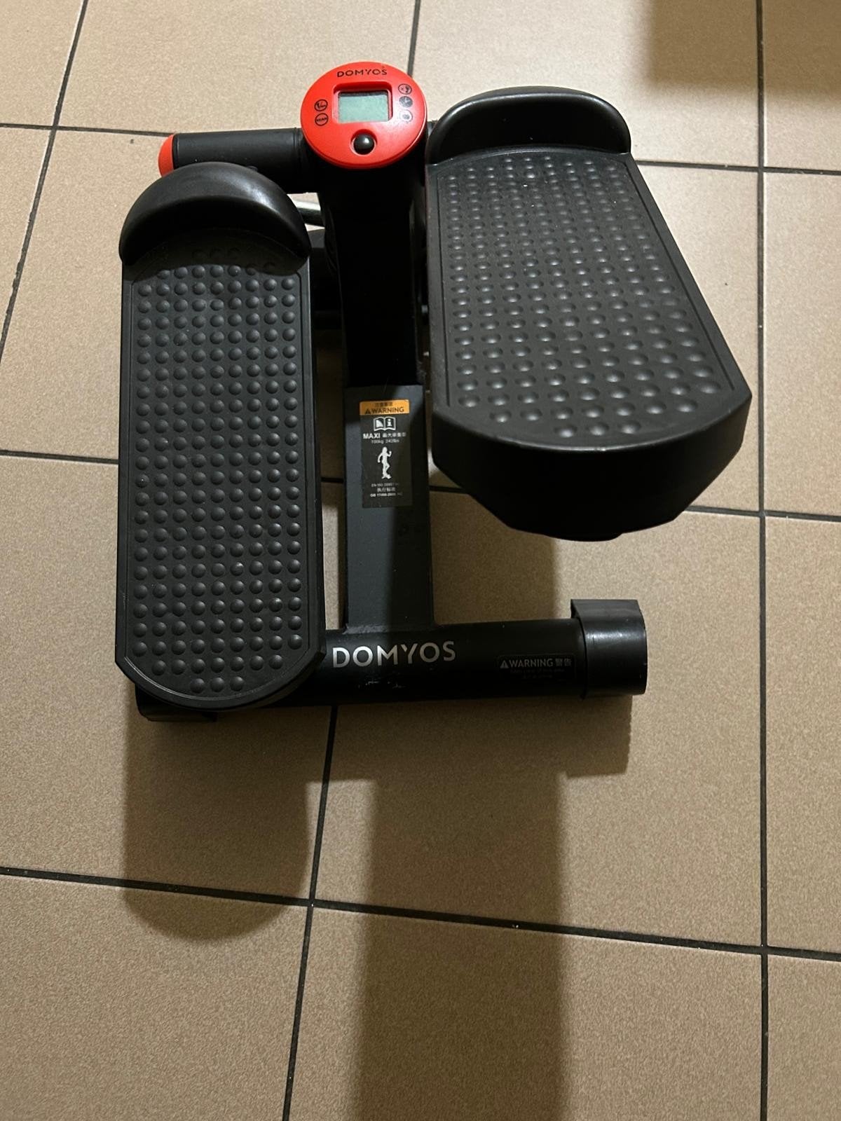 Stepper DOMYOS MS100 – Très bon état, Sports & Fitness, Comme neuf, Jambes, Banc de marche