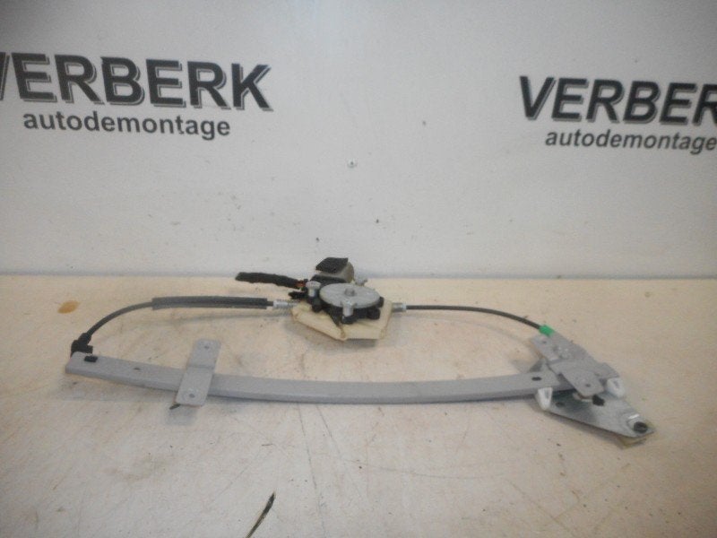 MECANISME DE VITRE ELECTRIQUE AVANT DROIT Volvo S40 (VS), Brose SE, Info@brose.com, Max-Brose-Straße 1
96450  Coburg, DE, Avant