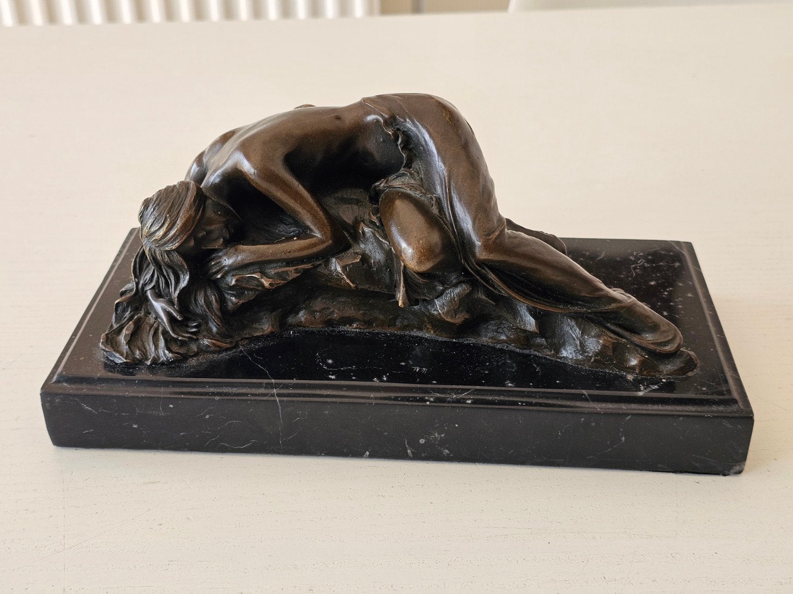 Sculpture en bronze de Milo représentant une femme endormie, Antiquités & Art, Enlèvement ou Envoi