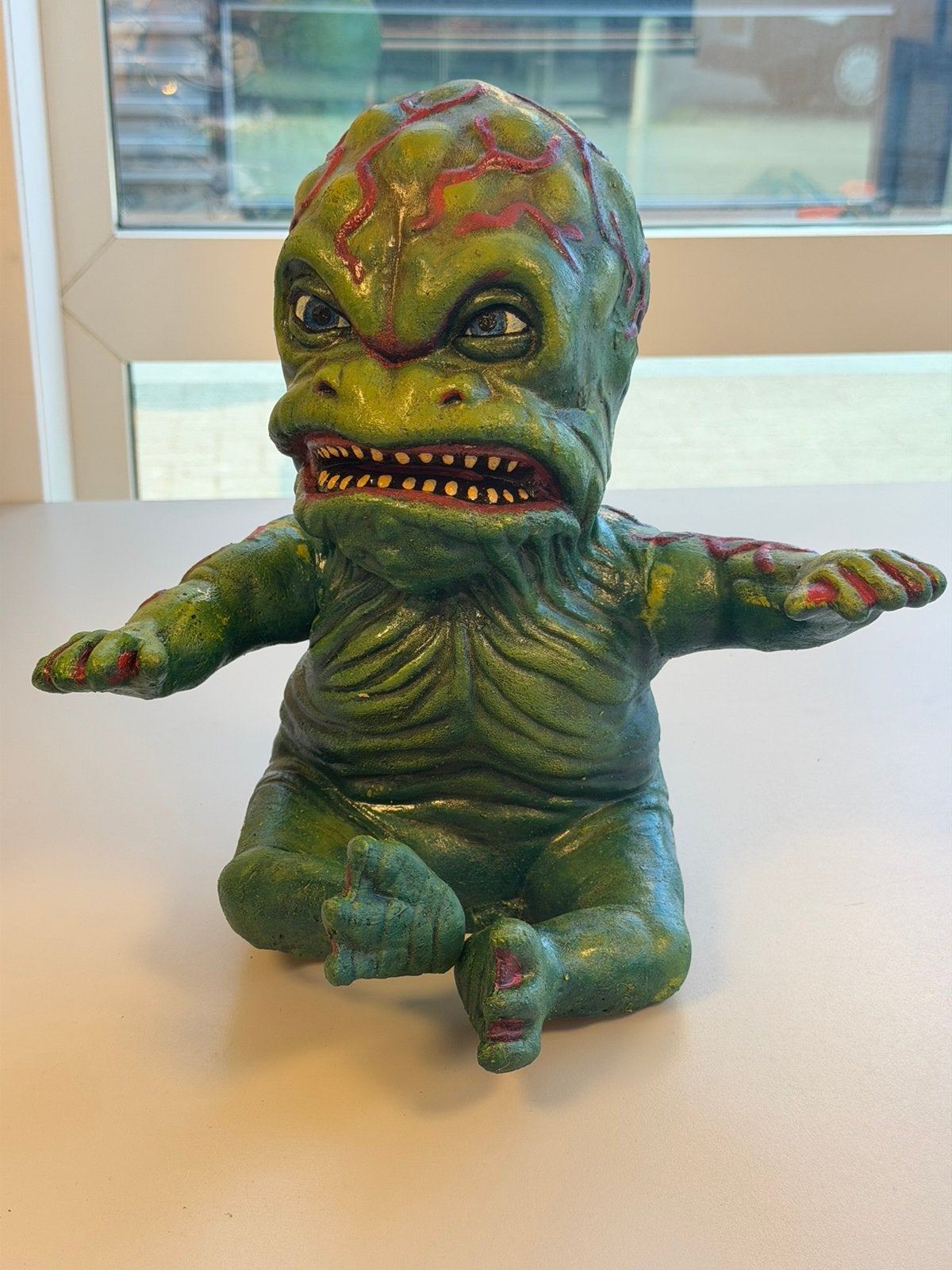 V Visitor Baby 1:1 pop Latex Handpop 30cm The Final Battle, Verzamelen, Film en Tv, Zo goed als nieuw, Beeldje, Replica of Model