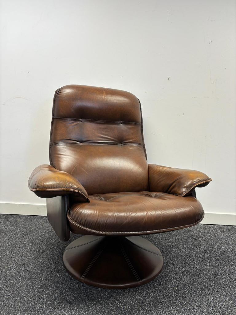 Draaifauteuil waarschijnlijk van het Deense merk Thams., Ophalen, Leer