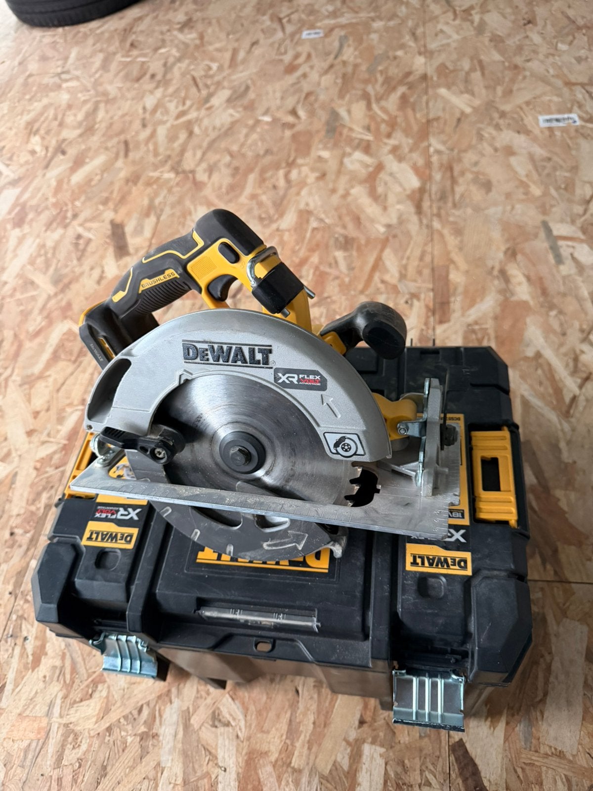 DeWalt DCS573 18v flexvolt Cirkelzaag, Bricolage & Construction, Enlèvement, Comme neuf, Scie circulaire, 30 à 70 mm