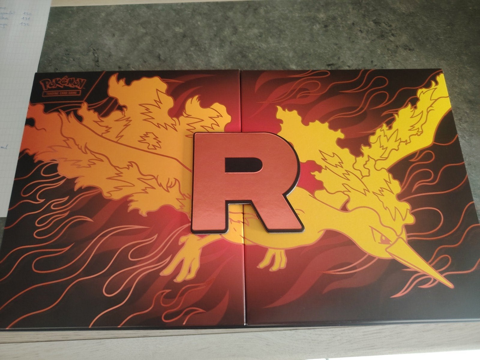 Pokemon mystery team Rocket box. ik garandeer je 60-70 euro, Verzenden, Zo goed als nieuw, Sleeves of Kaarthoesjes