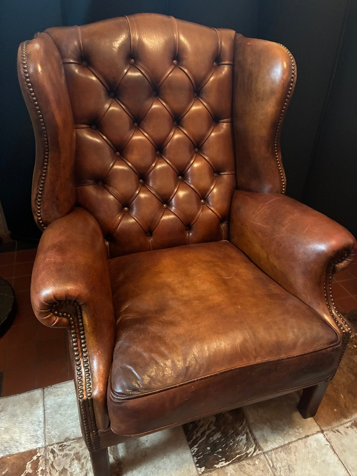 LEDER FAUTEUIL CHESTERFIELD NIEUWE STAAT WARME KLEUR COGNAC, Ophalen, Zo goed als nieuw