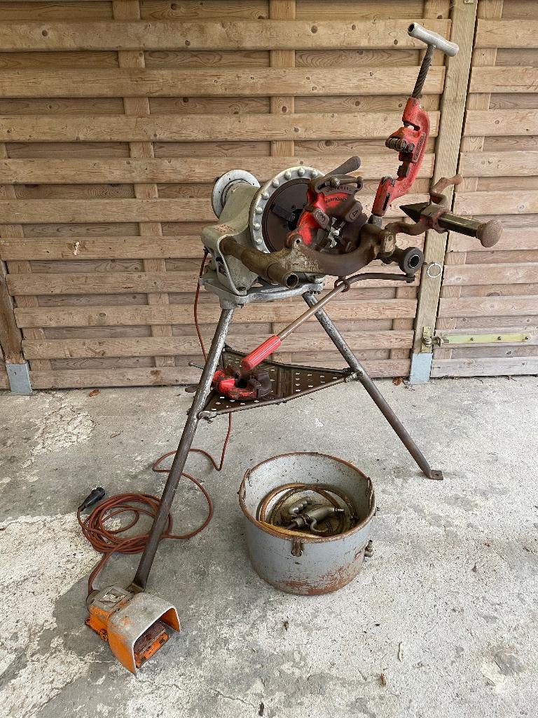 Ridgid 300 draadsnijmachine met messen van 1/2" tot 2"., Ophalen, Zo goed als nieuw